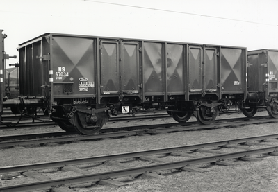 167946 Afbeelding van de open goederenwagen (kolenwagen) NS 67034 (type GTOW, serie 67001-69600) van de N.S. te Amersfoort.